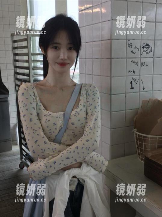 51cg的界面刷新得太妙，瞬间停留在那里，看着那不断浮现的瓜事件好有趣！