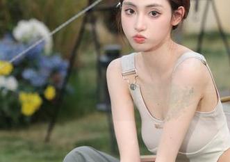 观看“黑网料”，手机屏幕前表演的这个面部表情，是震惊还是无奈？